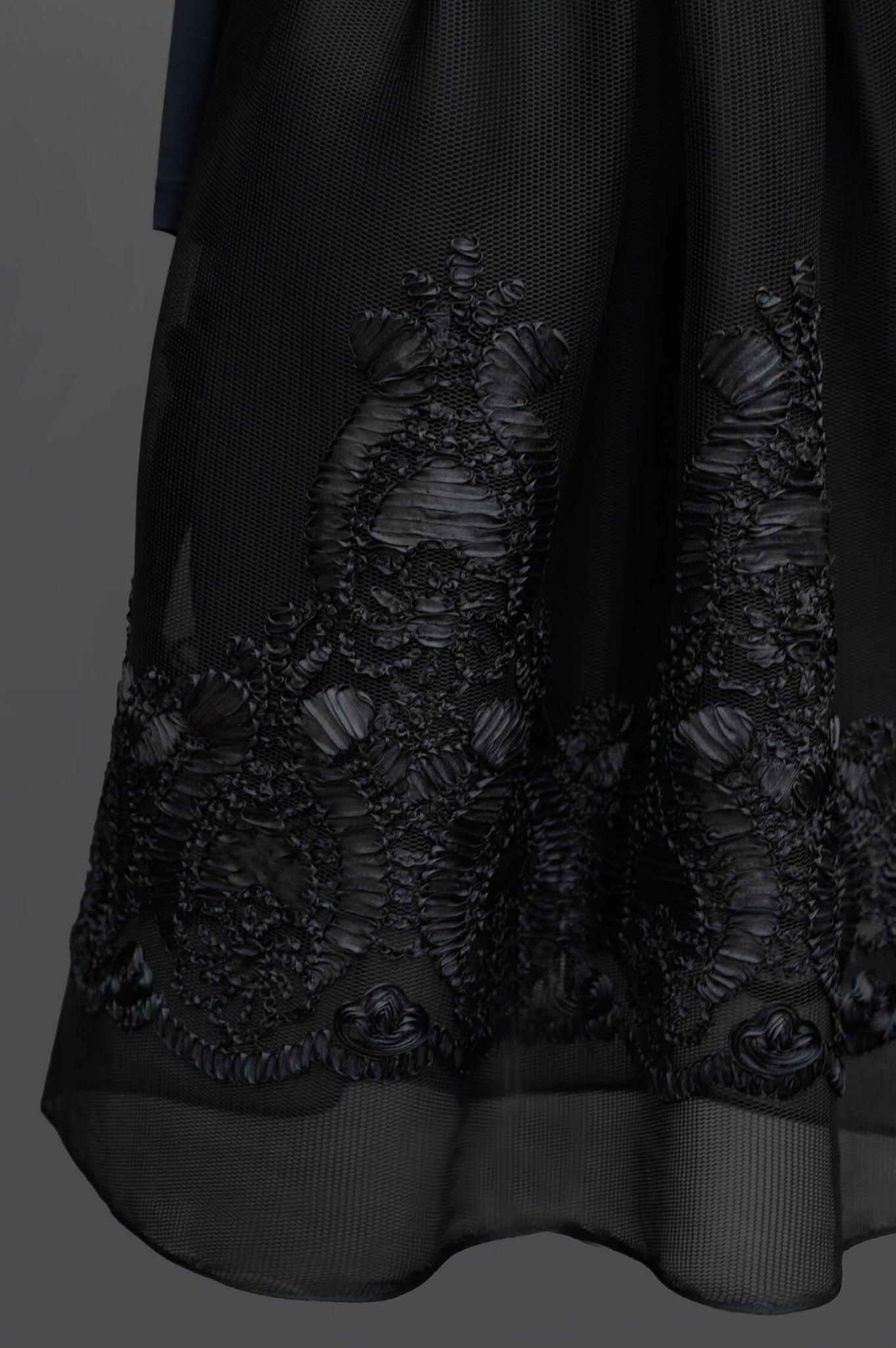 Trachtenrock schwarz mit breitem Bund aus Neopren-Netz mit Bänder-Ornamenten verziert