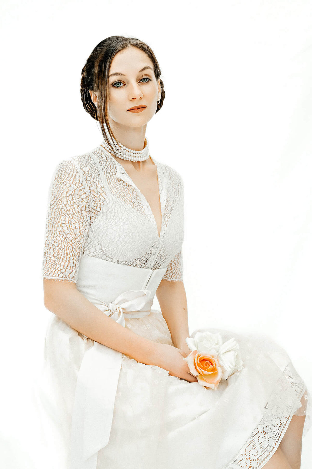 Braut-Trachtenmiederrock aus weissem Jacquard mit Spitzenschürze