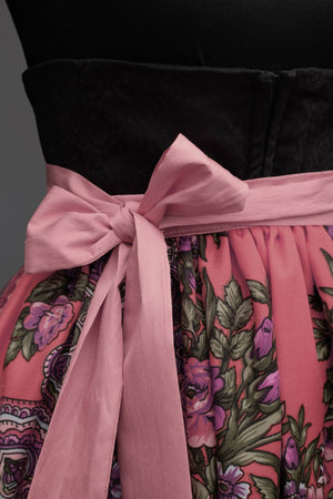 Trachtenmiederrock aus schwarzem Jacquard mit Folklore-Schürze rosa